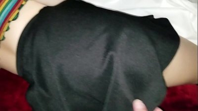 Oħt schoolgirl verġni irqad tikseb ħmar issikkat b'subgħajha